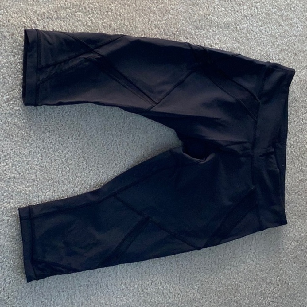 Knee length black leggings. Size Small